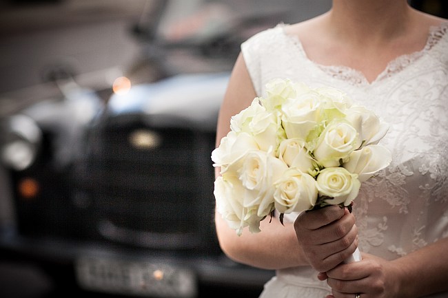 mat-smith-photography-london-wedding-taxi-flowers-claire