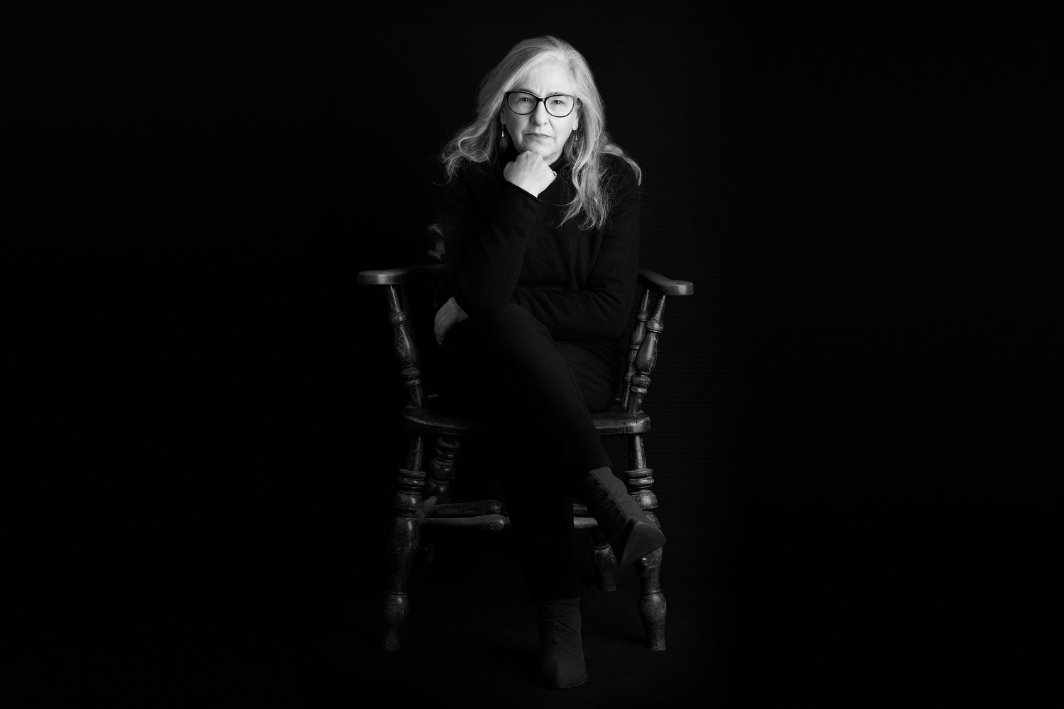 Karen Liebreich MBE, author and historian, black and white portrait by Mat Smith Photography at her home in Chiswick