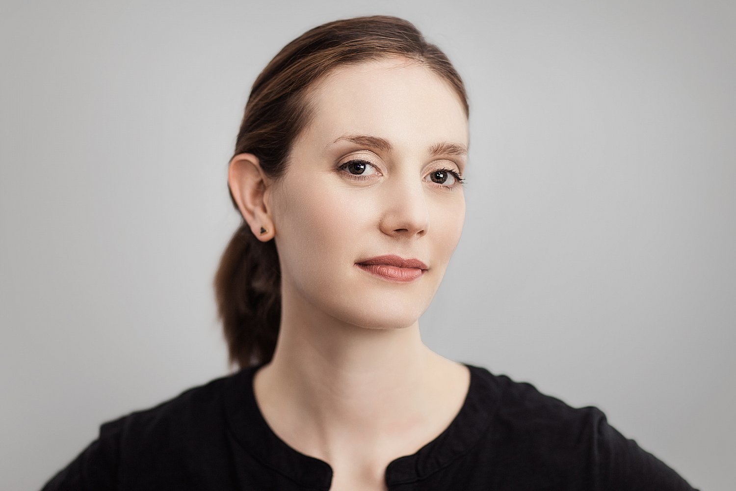 headshot-ponytail-studio-portrait-women-in-black-sideways-glance-mat-smith-photography.jpg