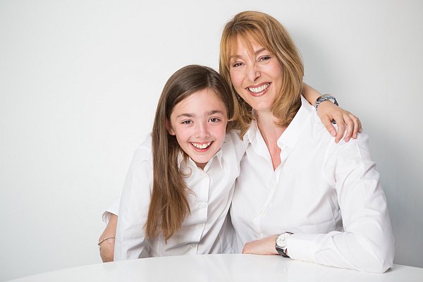 mum-and-daughter-bond-love-family-hugs-happiness-mat-smith-photography.jpg